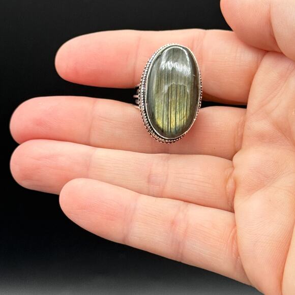 Handcrafted Labradorite Ring Size 7.5 Green Yellow Cabochon Silver Tone Band - Picture 6 of 10
